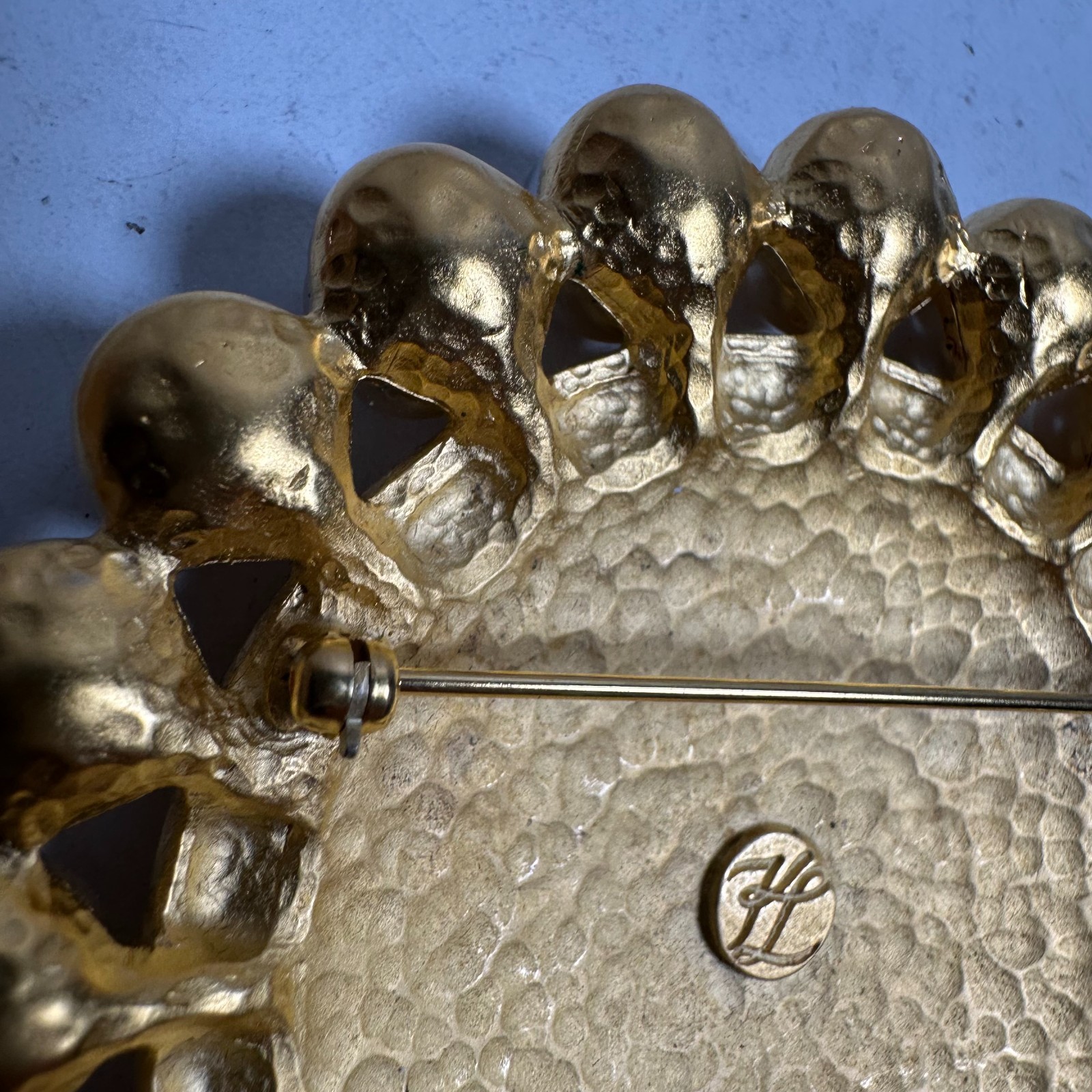 Vintage Karl Lagerfeld Logo Faux Pearl Surround Gold Tone Fashion Brooch Pin