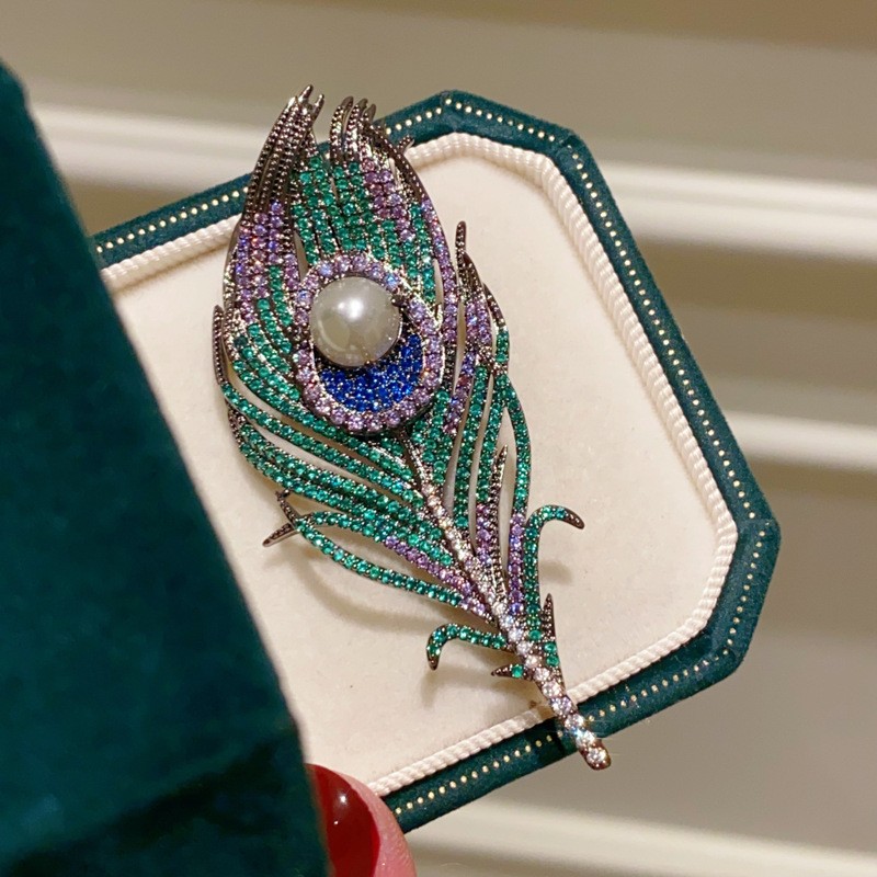 Exquisite Luxury Peacock Feather Brooch Vintage Metal Alloy Pin with Sparkling