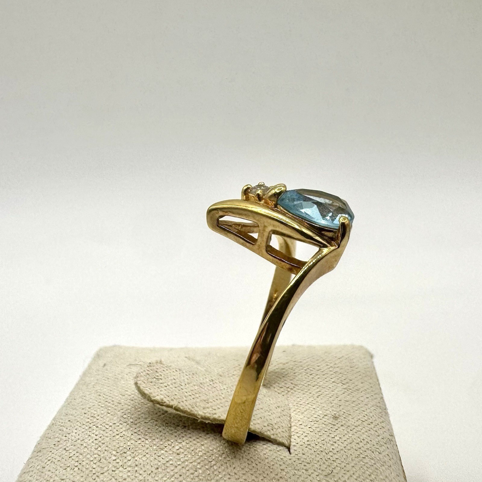 Pear Shaped Blue Crystal & CZ Ring Gold Plated Size 9 Stamped Elegant Jewelry