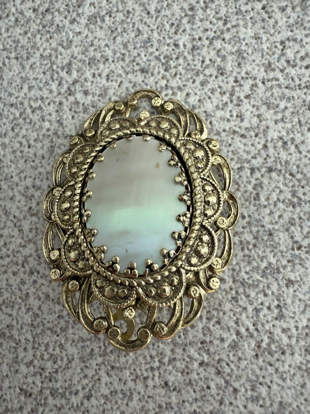 Mother Of Pearl Broch (costume Jewelry)