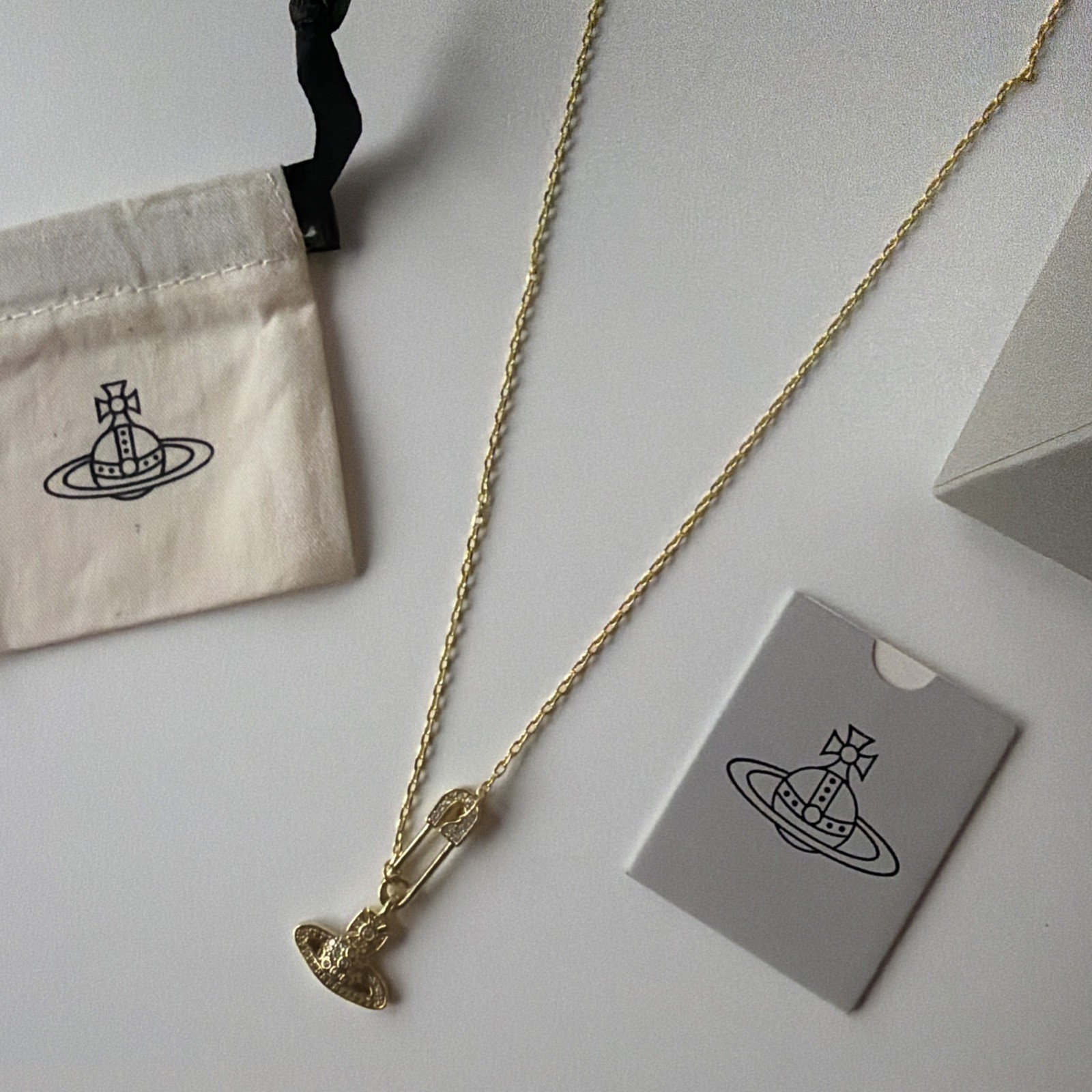 VW Lucrece Pendant Necklace – Gold