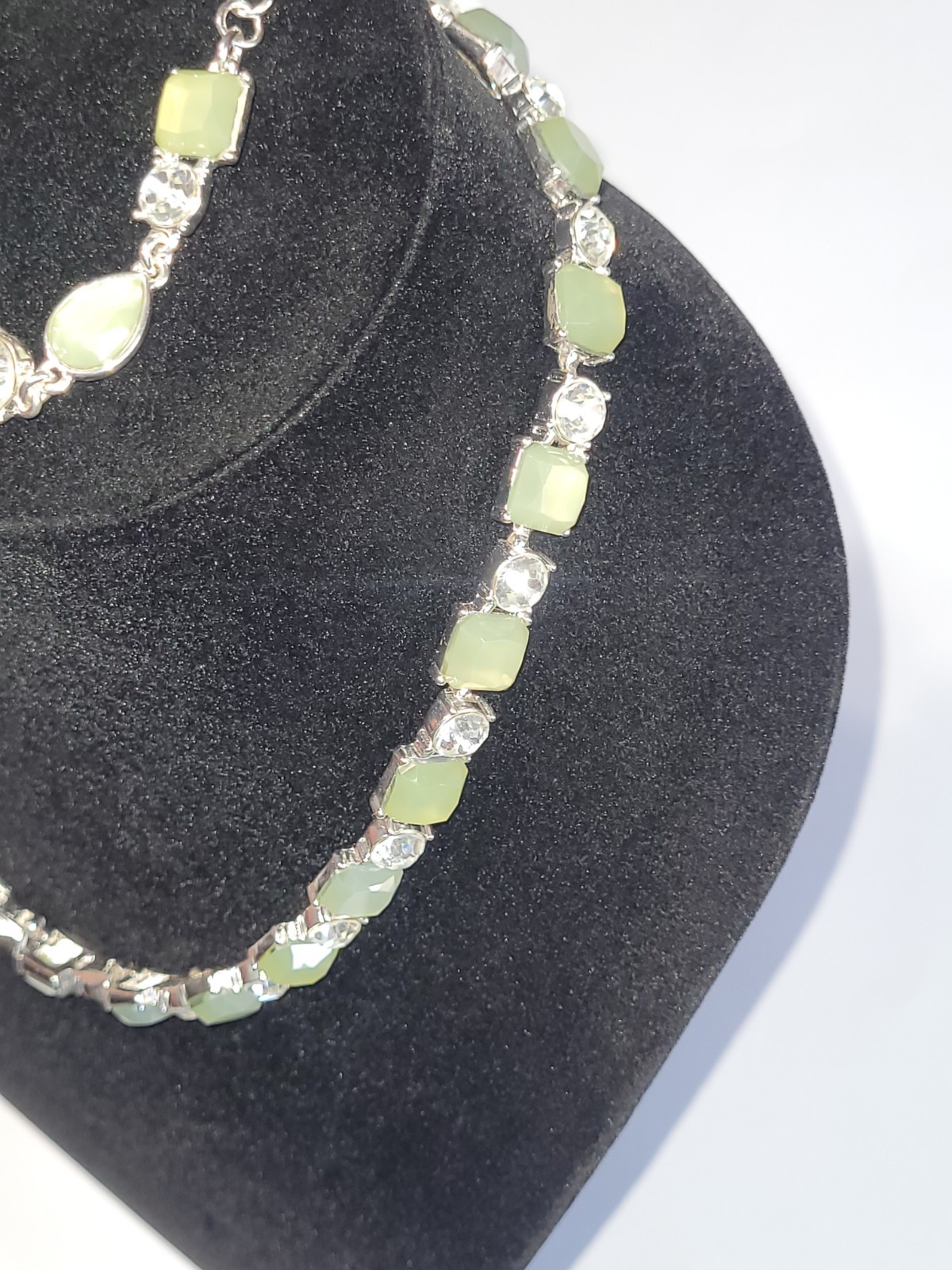 Vintage Imitation Emerald Rhinestone Accents Matching 18″ Necklace 8″ Bracelet