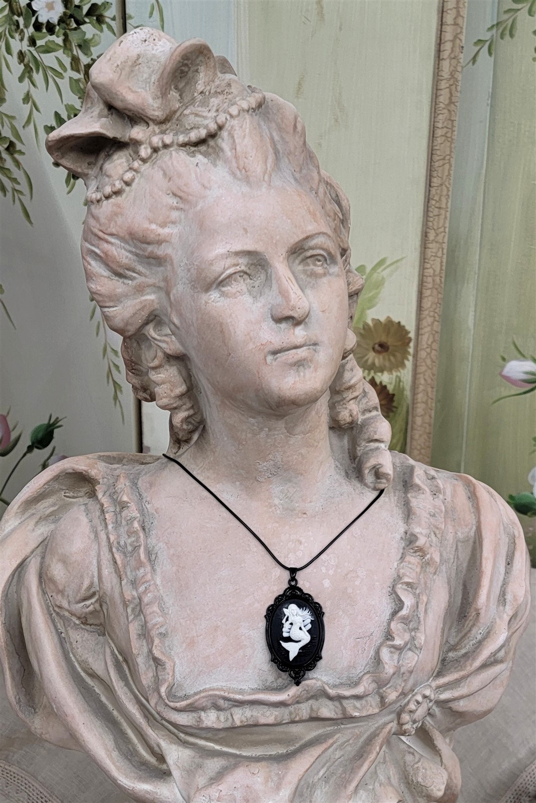 Victorian Trading Siren of the Sea Mermaid Cameo Pendant Necklace Black Wht 30G