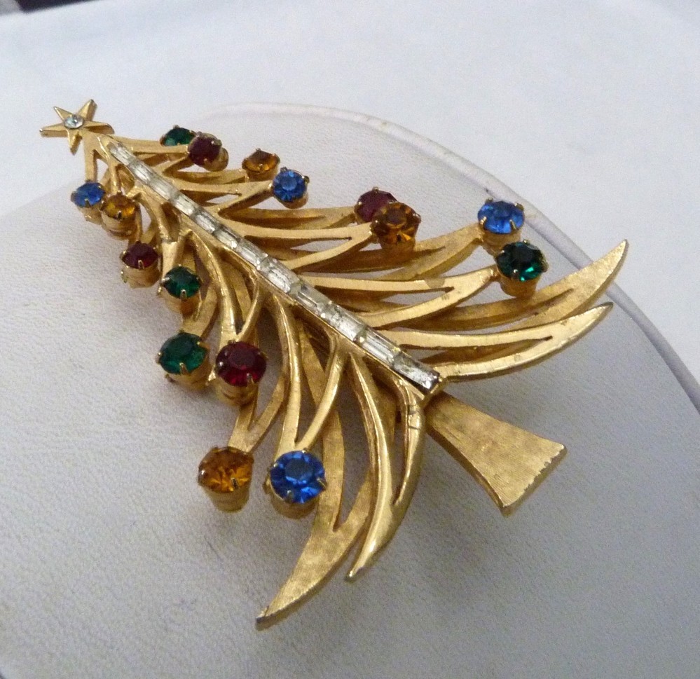 2 5/8″ RARE VINTAGE BROOKS BAGUETTE ROUND RED GREEN BLUE GOLD CHRISTMAS TREE PIN