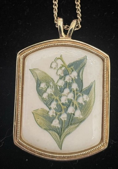 AVON signed Green Leaf Pendant on Goldtoned Chain Necklace. Gift box