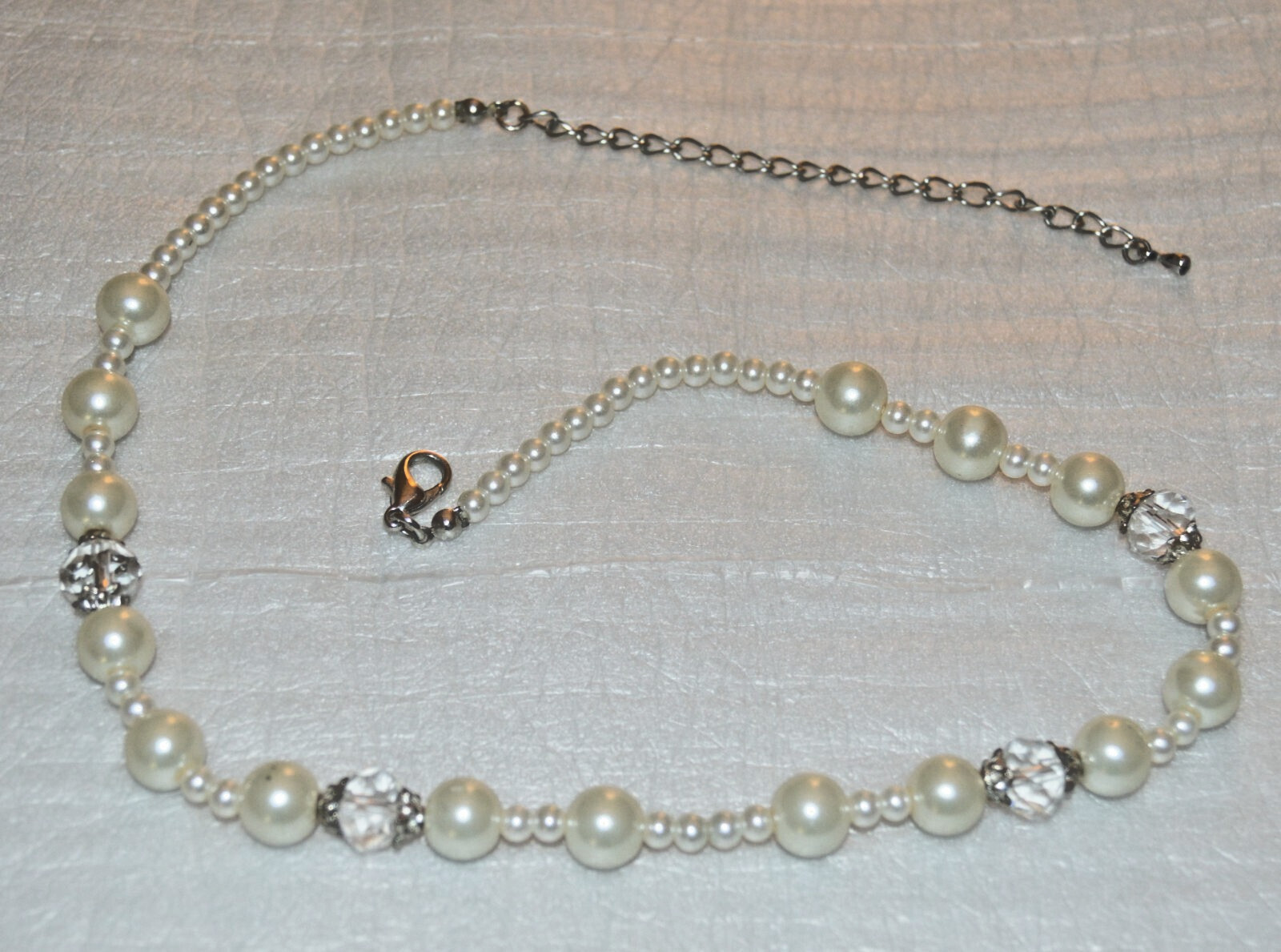 White & Clear Glass Bead Necklace 17+ in. Vintage Jewelry Fashion