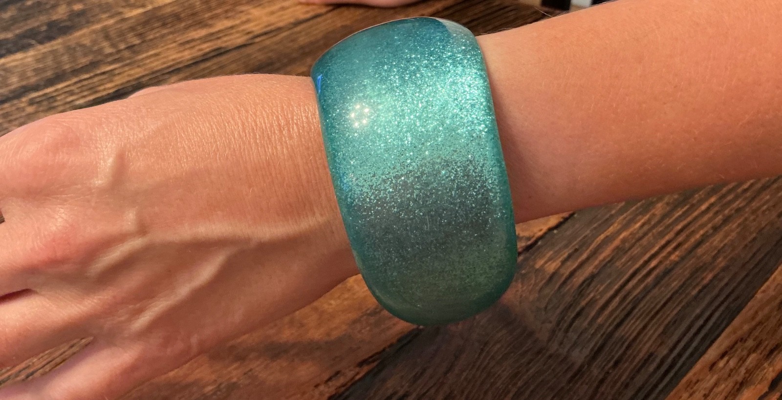 Vt Green-Blue Sparkling Lucite Wide Wave Bracelet, Diameter 2,6 Inches, 84,4gr