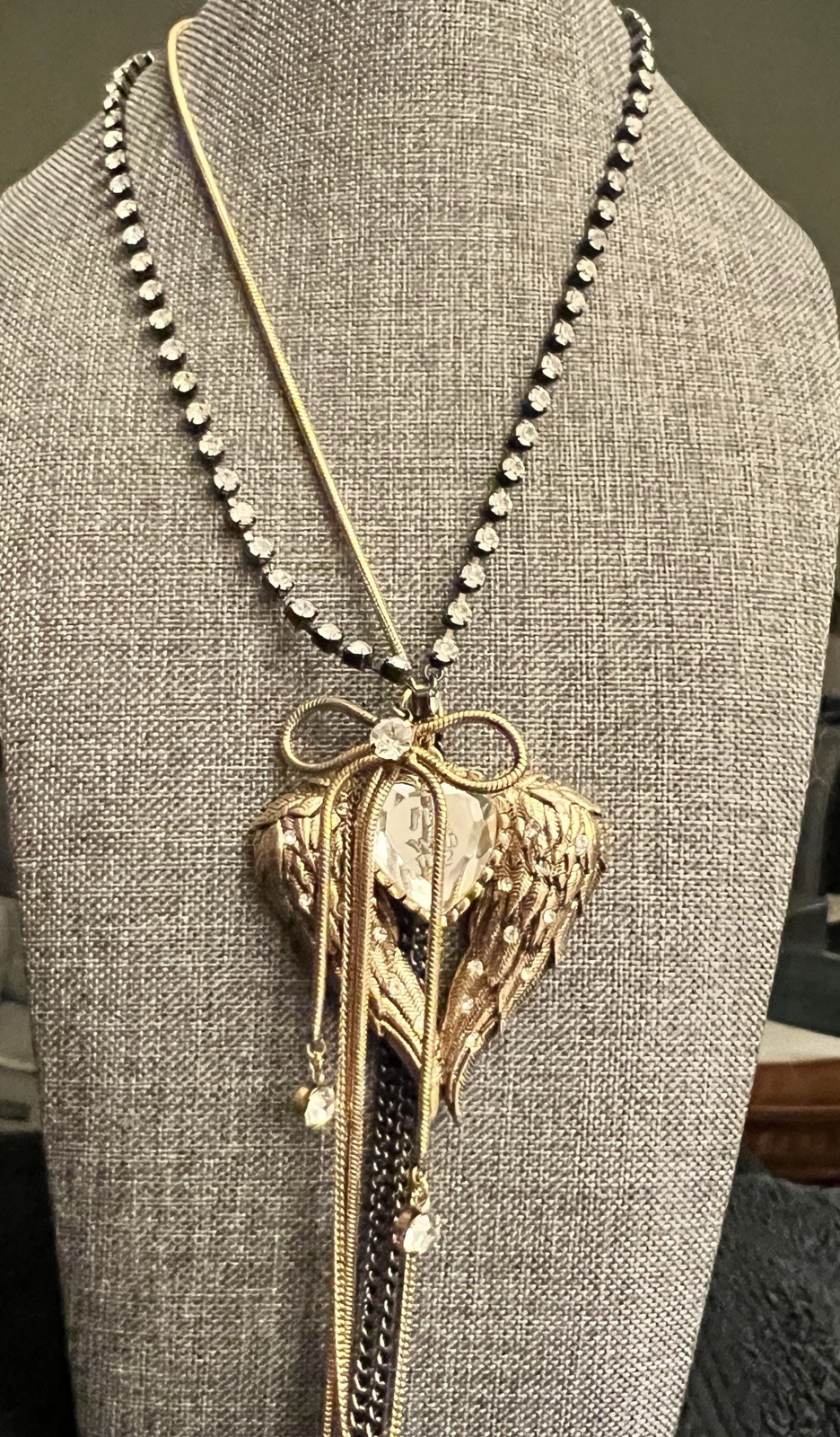 RARE BETSEY JOHNSON FLY WITH ME GOLD ANGEL WINGS CRYSTAL HEART NECKLACE W/BOW