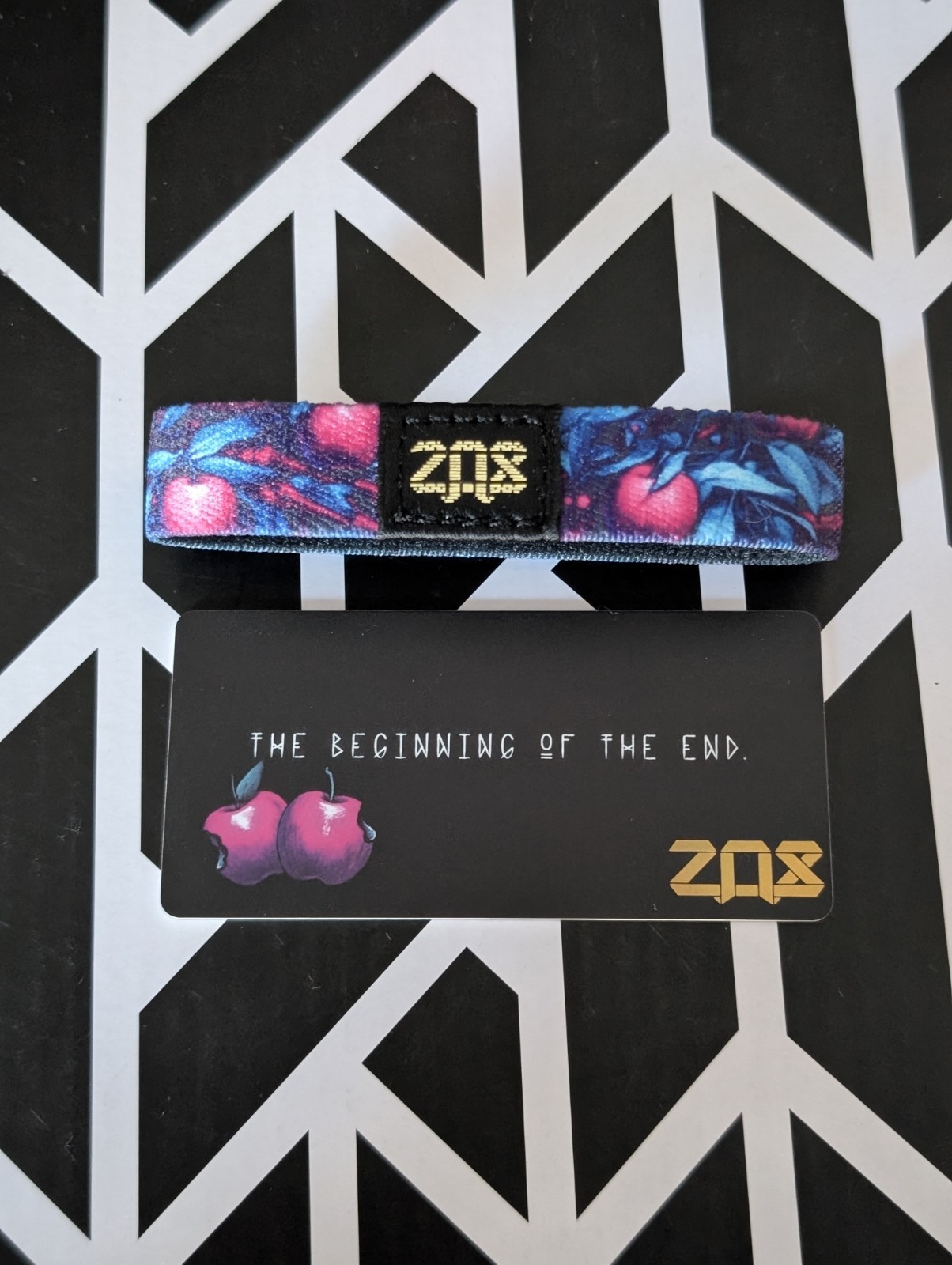 Zox Gold Single #81 Forbidden Fruit ~ NEW ~ Small ~ Wristband ~ Collector’s Card