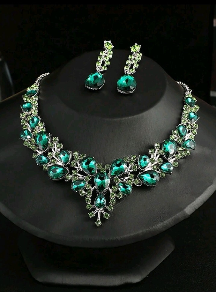 Silver-Plated Zinc With Green Rhinestones Necklace And Earrings Set