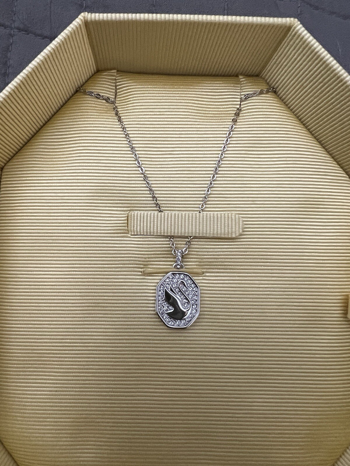 Swarovski Signum NEW Swan necklace Pendant Clear Crystals 5621098