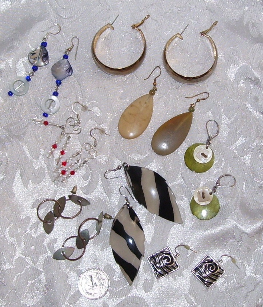 LOT OF UNMARKED PIERCED EARRINGS MATERIALS VARY WEARABLE OR FOR CRAFTS 8 PAIR