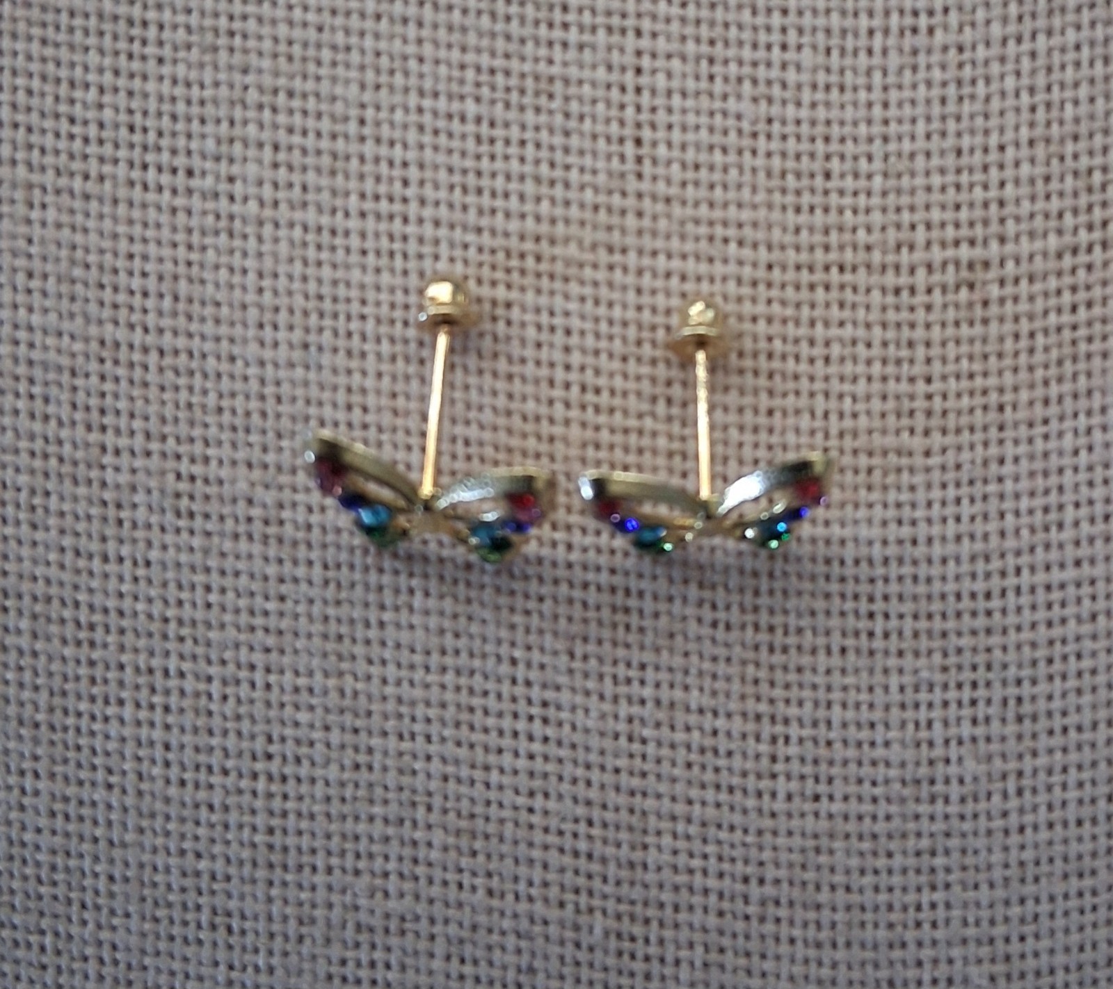 10k gold butterfly screw back stud earrings /arete maripos de oro 10K de rosca.