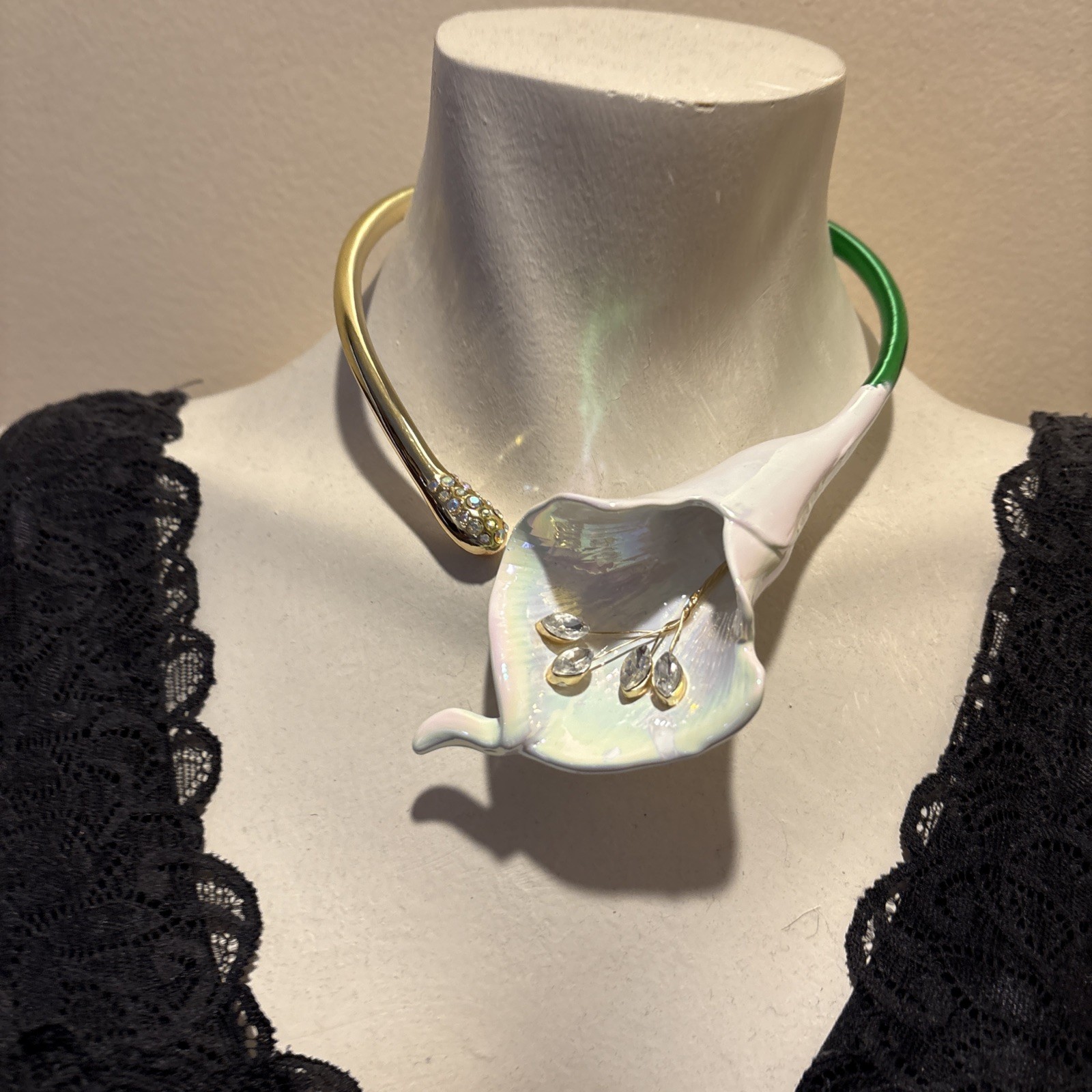 NWT BETSEY JOHNSON Calla Lily Collar Necklace Floral Design Crystals MSRP $128