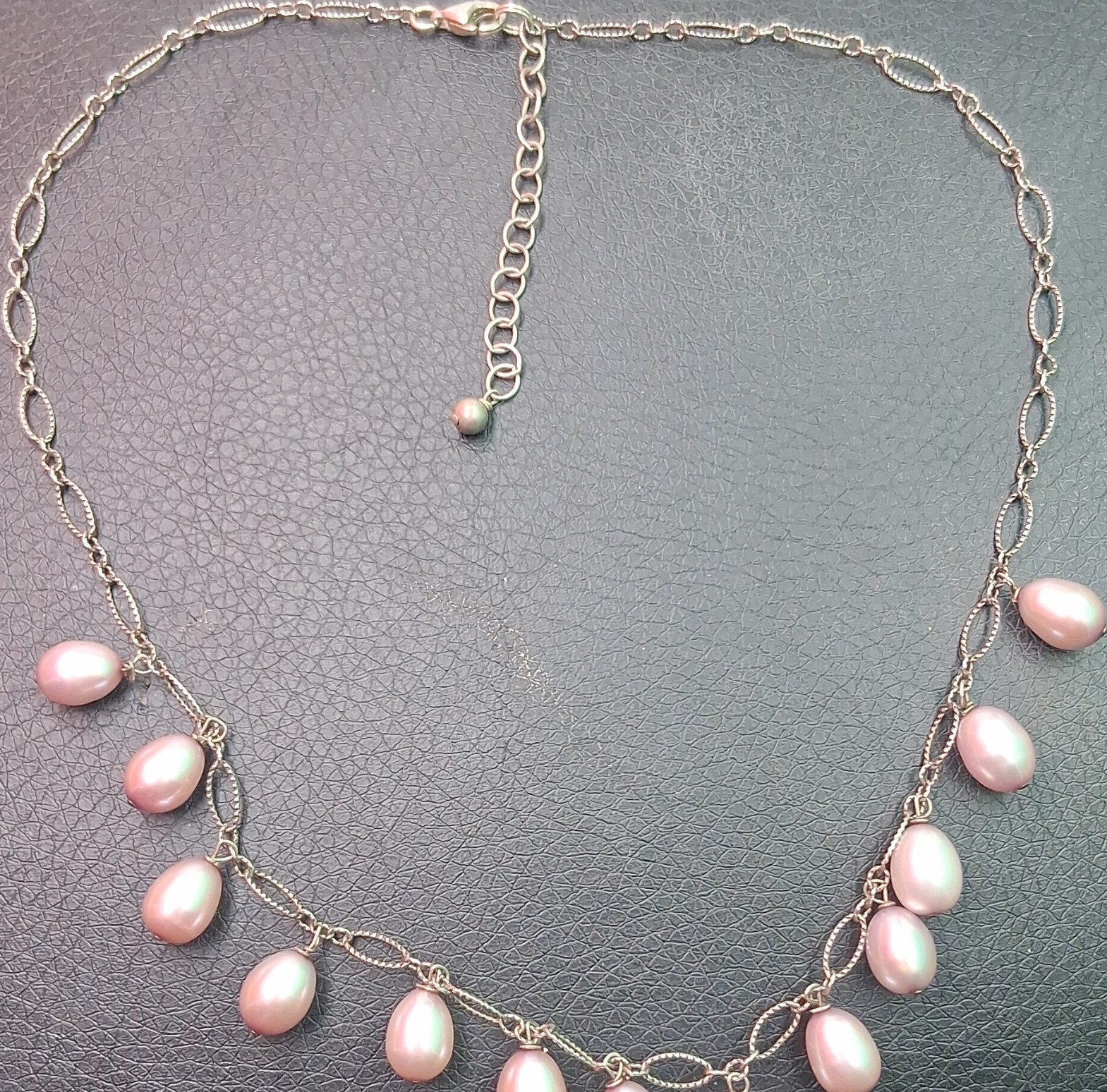 Sterling Silver Neckace whit a freshwater pearl oval link .
