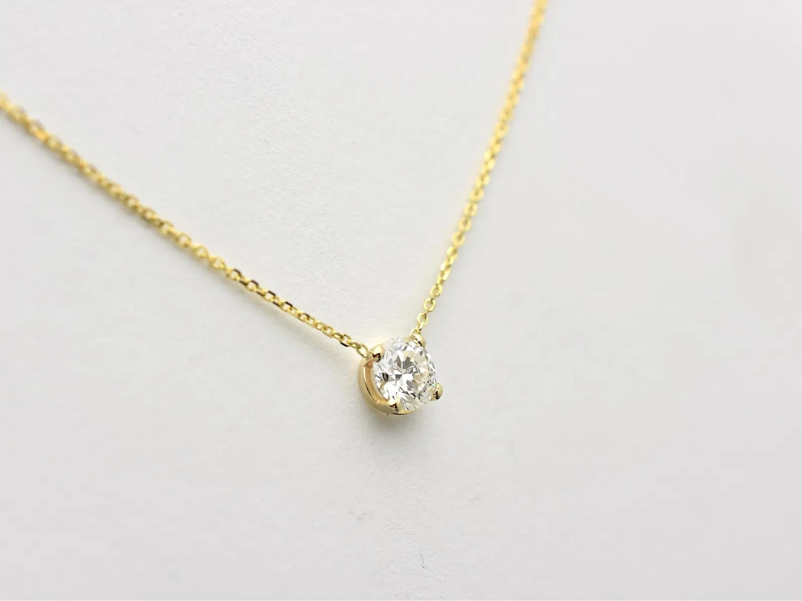 Lab Grown 1.00 Ct Round EF VS Diamond Prong Solitaire Necklace in 14K Solid Gold