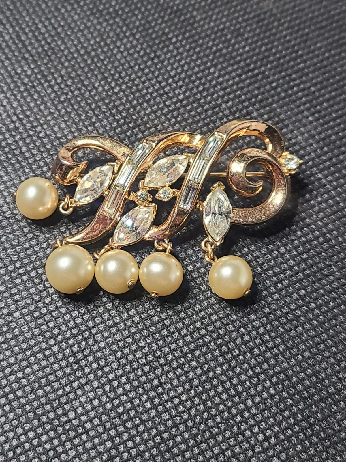 Vintage Signed Trifari Rhinestone Pearl Gold Tone Brooch And Clip Earrin G2U