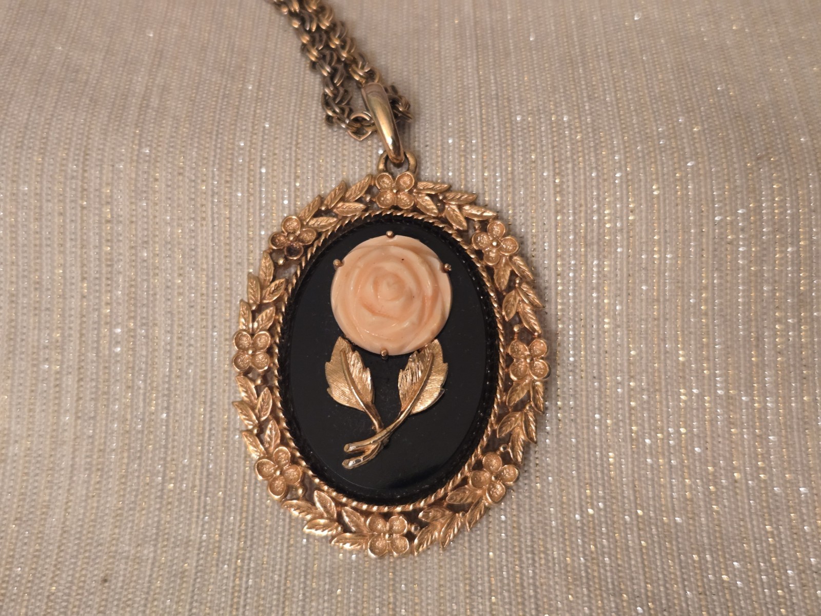 Vintage 1973 Avon “Serena Rose” mirror pendant necklace