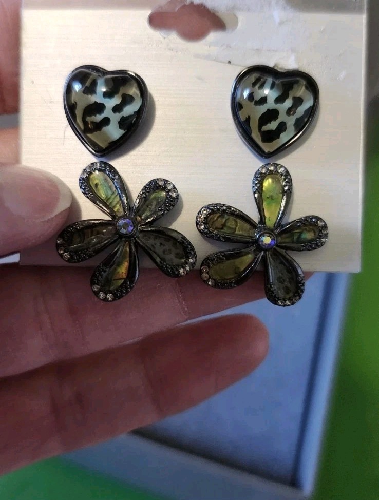 Vintage Guess Hearts Flowers Blue Acrylic Resin Faux Abalone Stud Earrings NWT