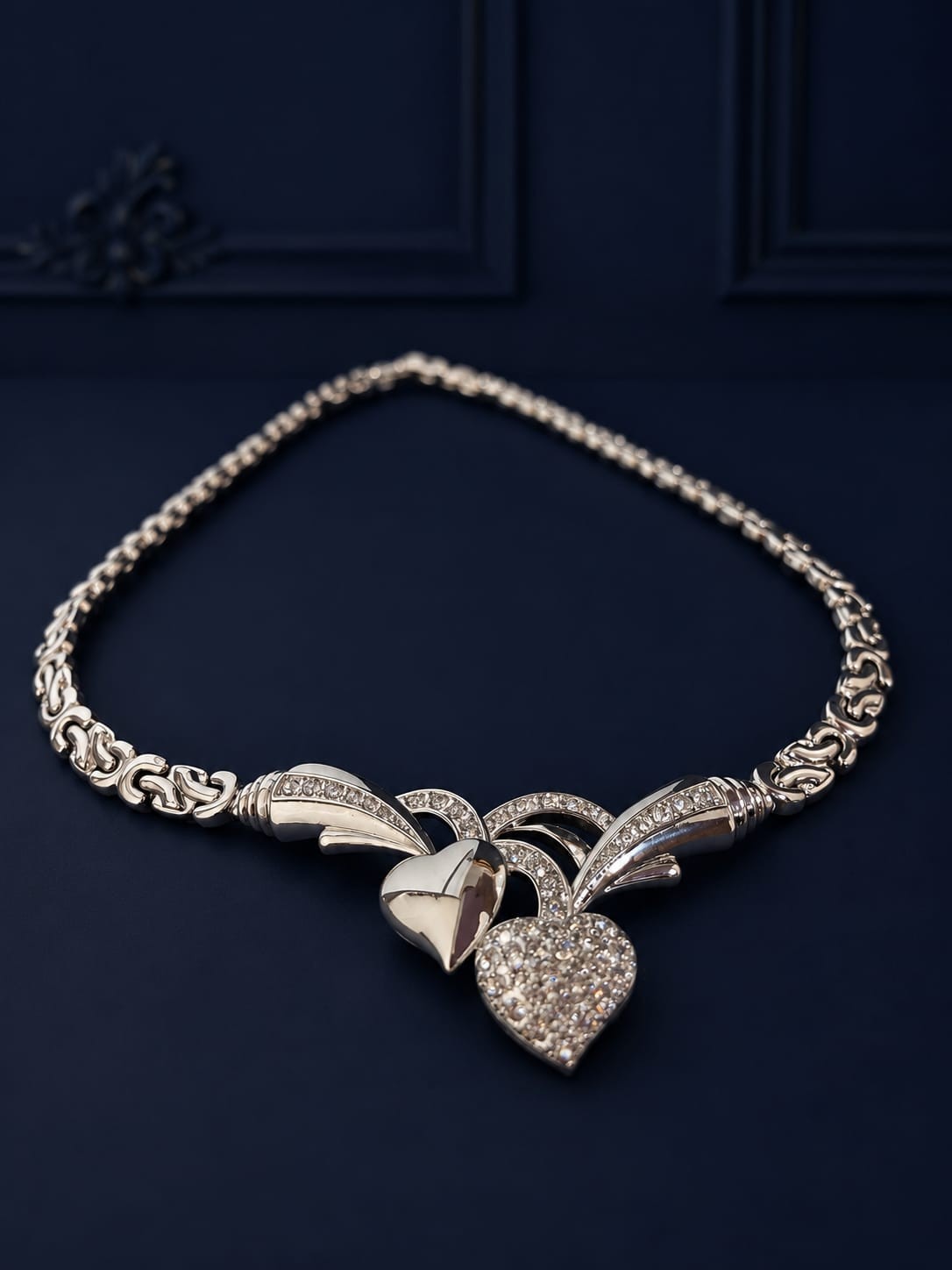 Elegant and luxurious women’s necklace set in silver