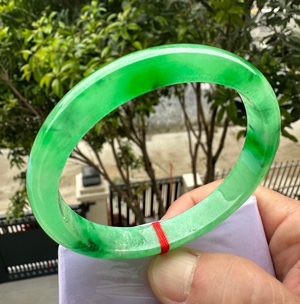 Grade A Natural Green Jadeite Bangle Icy Vivid Green Fine Jewelry Bracelet 59mm