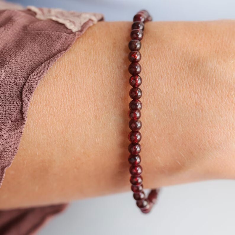 Natural Garnet Bead Healing Protection Women Stone Crystal Stretch Bracelet Gift