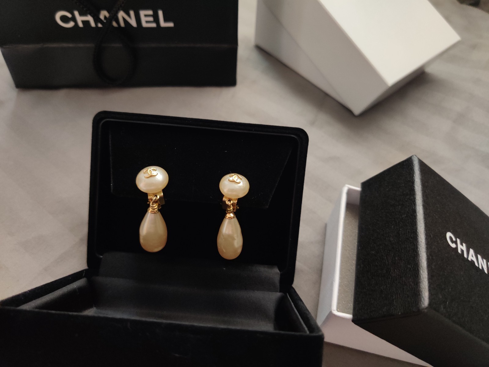 CHANEL CC Logo Teardrop Pearl/Gold plated Dangle Clip-On Earrings.