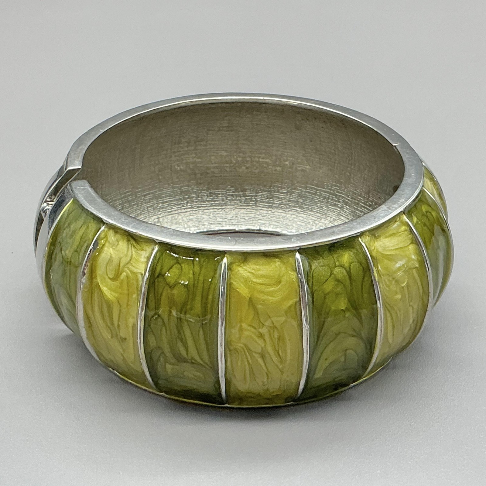 Bracelet Green Resin Wide Bangle Silver Tone Snap Hinged Womens Jewelry 7 Inch