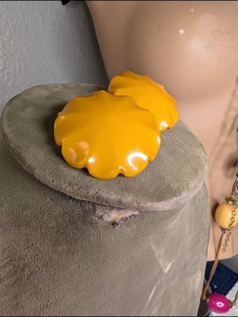Bakelite Scalloped Edge Round Clip-On Earrings — Butterscotch Yellow