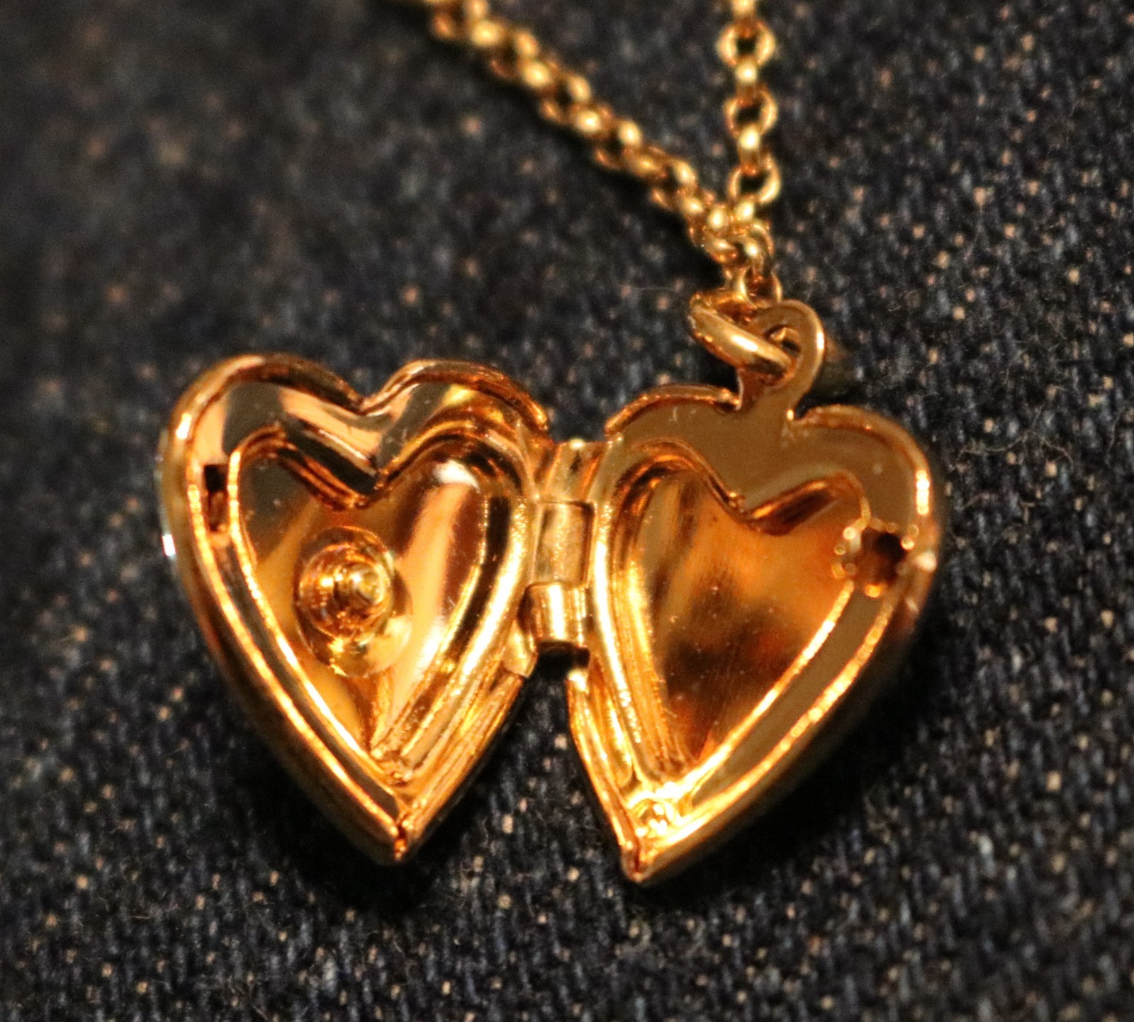 Vintage Juicy Couture Gold Tone Crystal Bow Heart Locket Necklace Y2K 2000’s