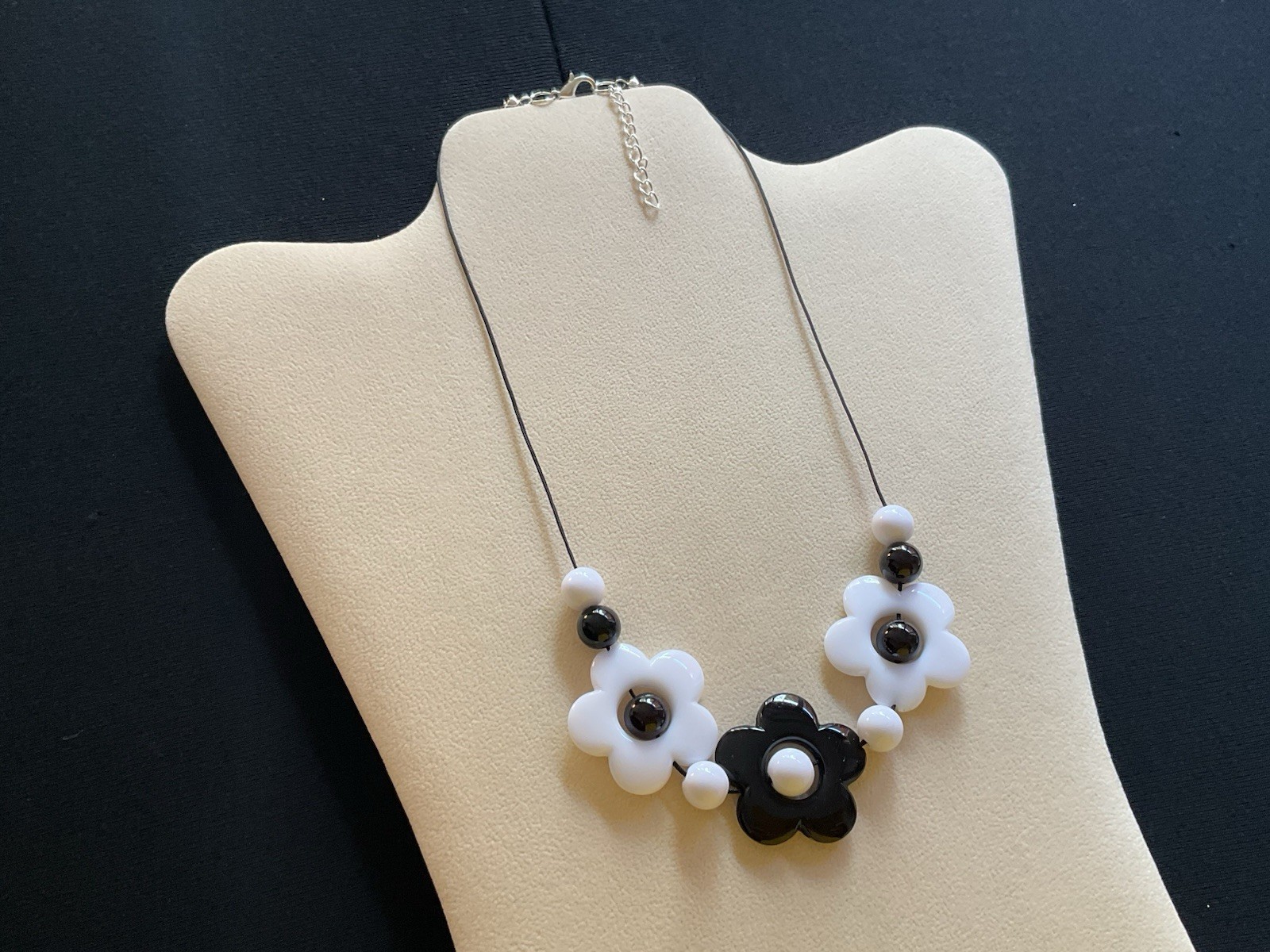 White And Black Flower Beads 60’s Style Adjustable Necklace