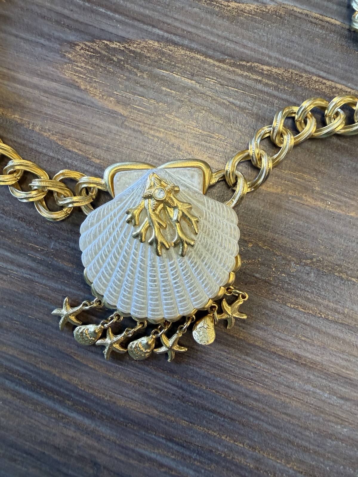 Vintage Signed CRAFT Gem-Craft Gold Tone Seashell Statement Necklace 10”