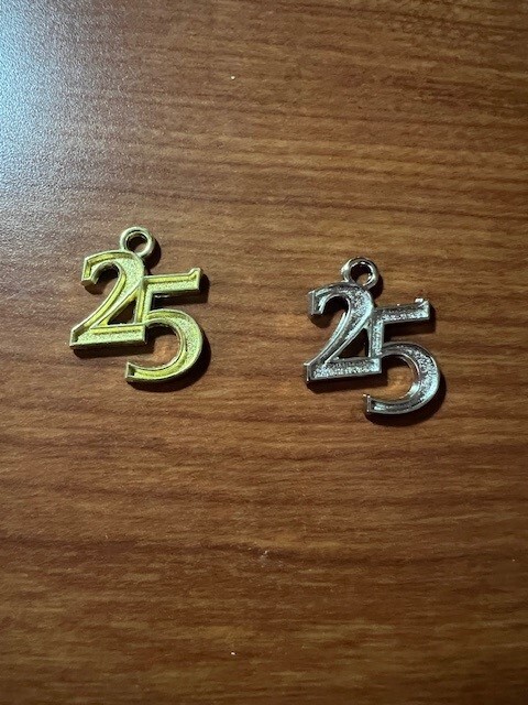 Graduation Tassel Charm Yeardate 2025 – gold or silver