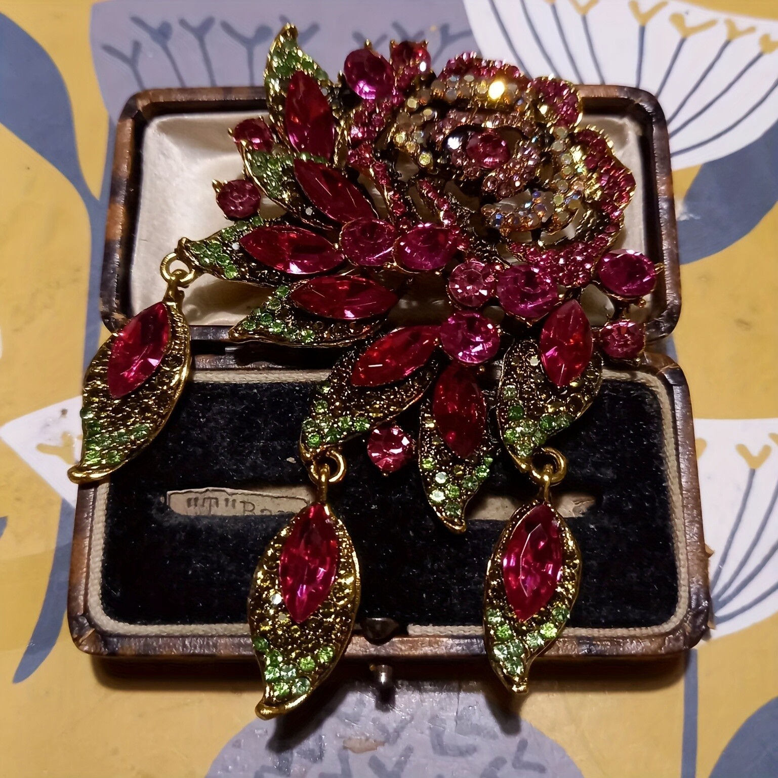VINTAGE STYLE LARGE FLOWER BROOCH STUNNING SPARKLY CERISE PINK