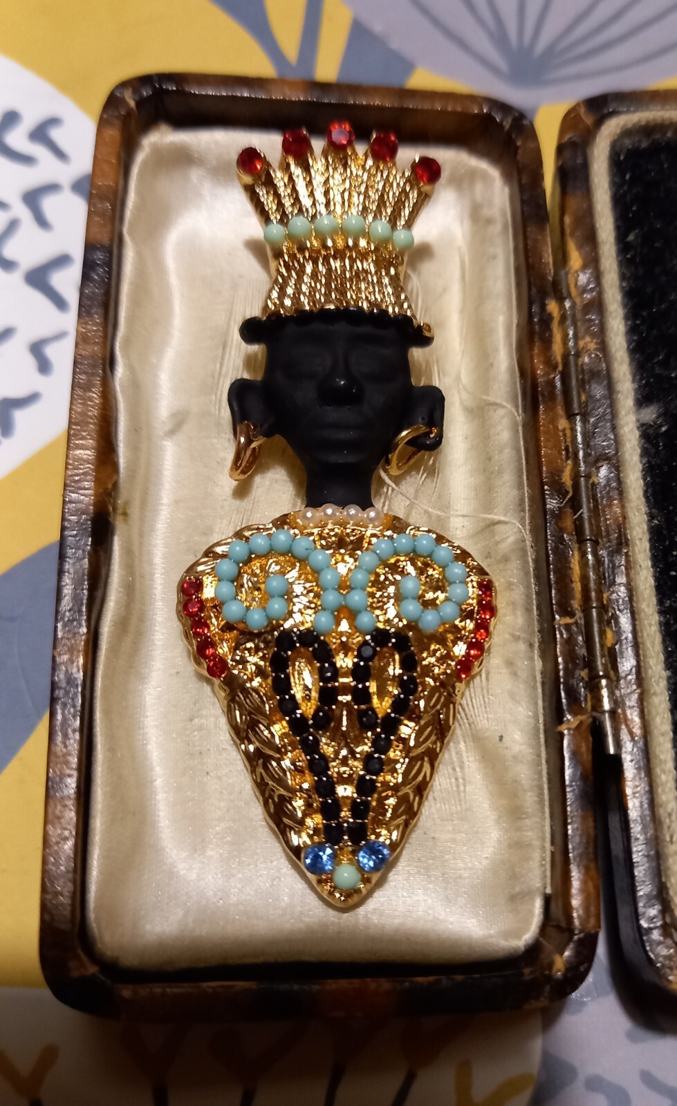 VINTAGE STYLE BLACK AFRICAN MAN SPARKLY RED & AQUA GOLDTONE BROOCH STUNNING