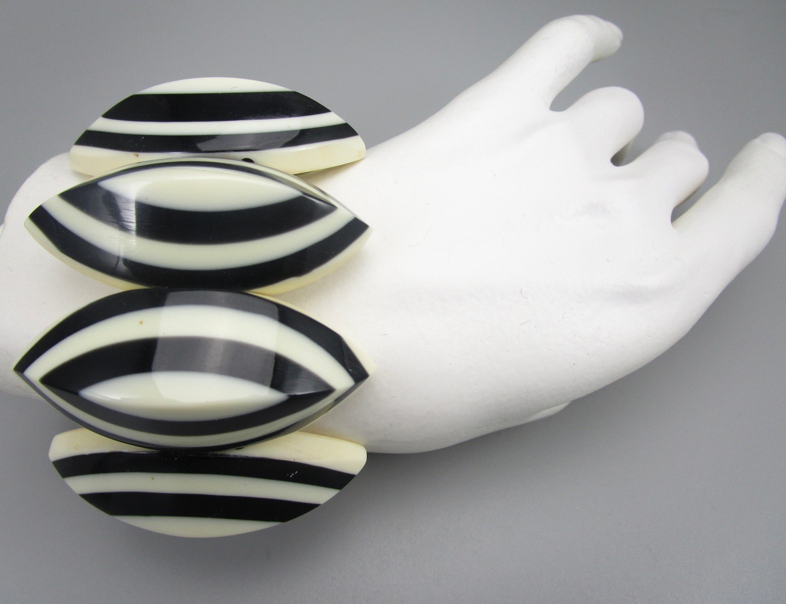  BOLD MARION GODART BLACK & WHITE MARQUISE PANEL STRETCH BRACELET – FRANCE
