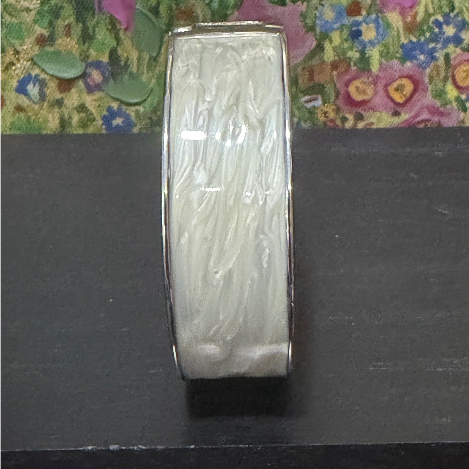 Hinged Bangle Bracelet Women 7in Cream Silver Marbled Enamel Good UNBRANDED