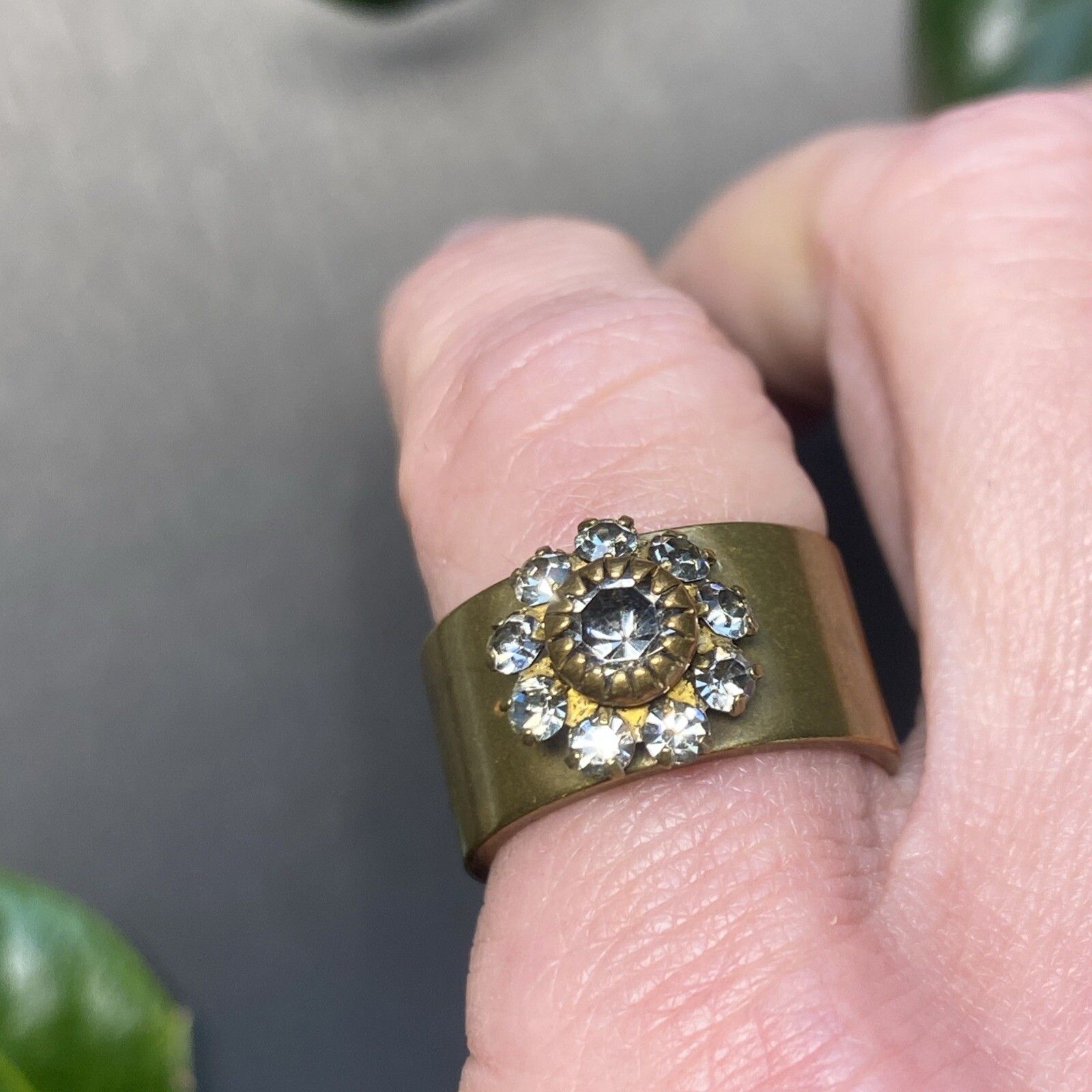 Vintage Bronze Halo Ring Band Estate Jewelry Pre-Owned Crystal Flower Size 5.5