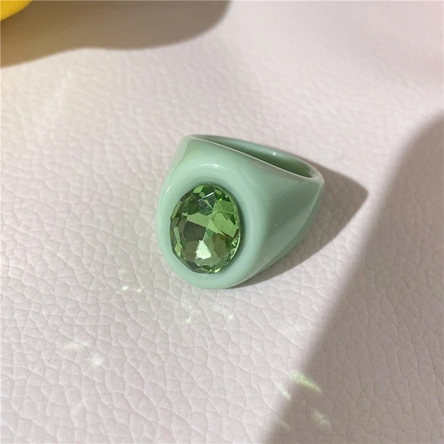 Multicolored resin oil drop ring, oval geometric style, adorned with flowers