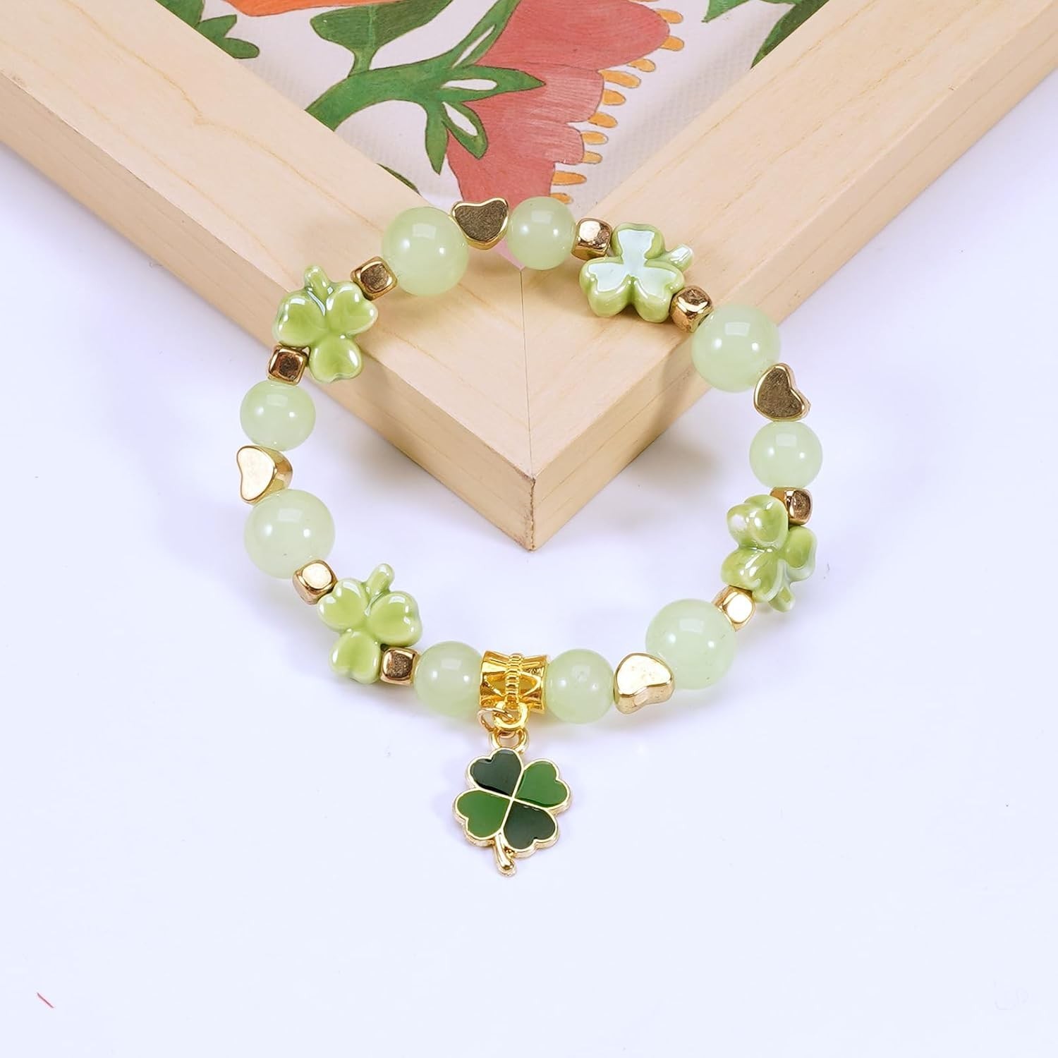 Lucky Clover Stretch Bracelet – Lightweight Beaded Accessory for All Occasions