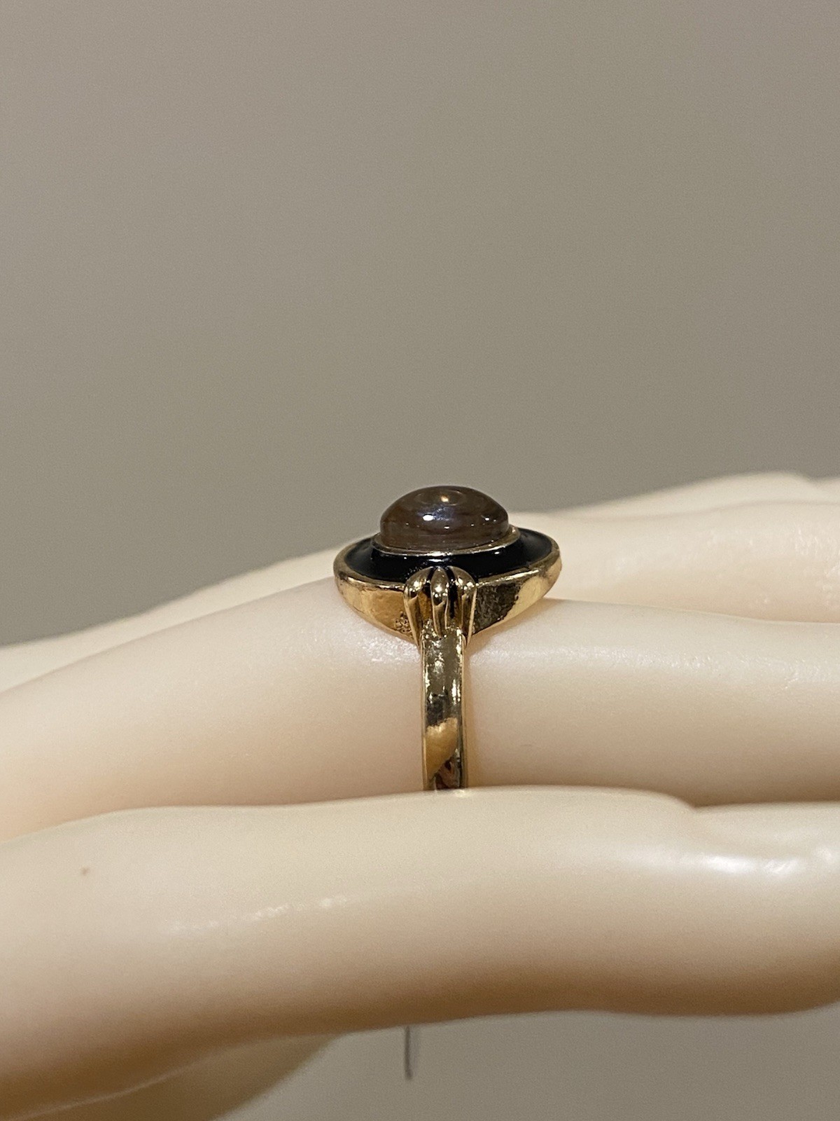 Elegant Gold-Plated Copper Mood Ring | Black Enamel & Oval Glass Stone Size 6