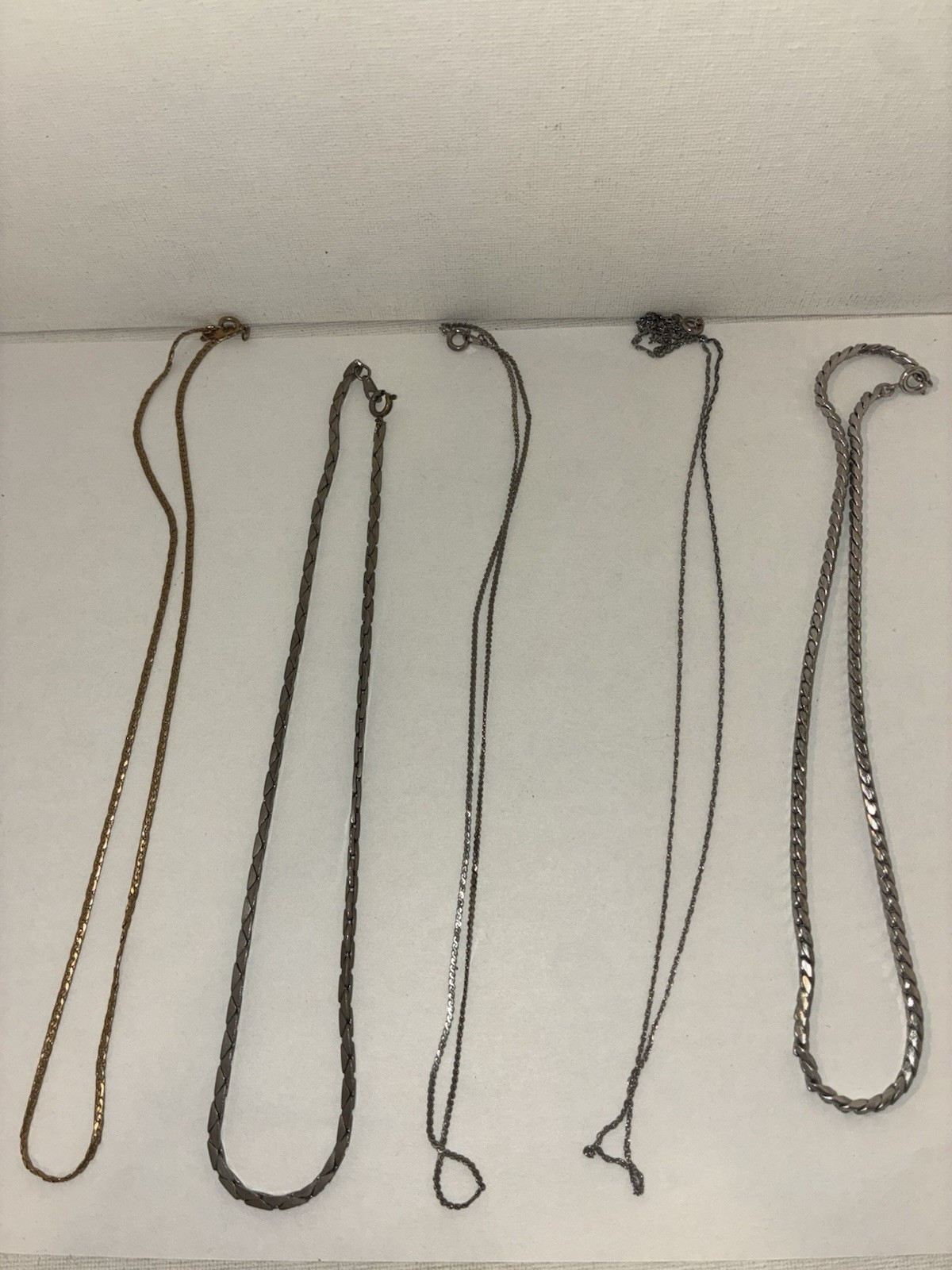 Lot of assorted women’s necklaces/ chains 26 in total.