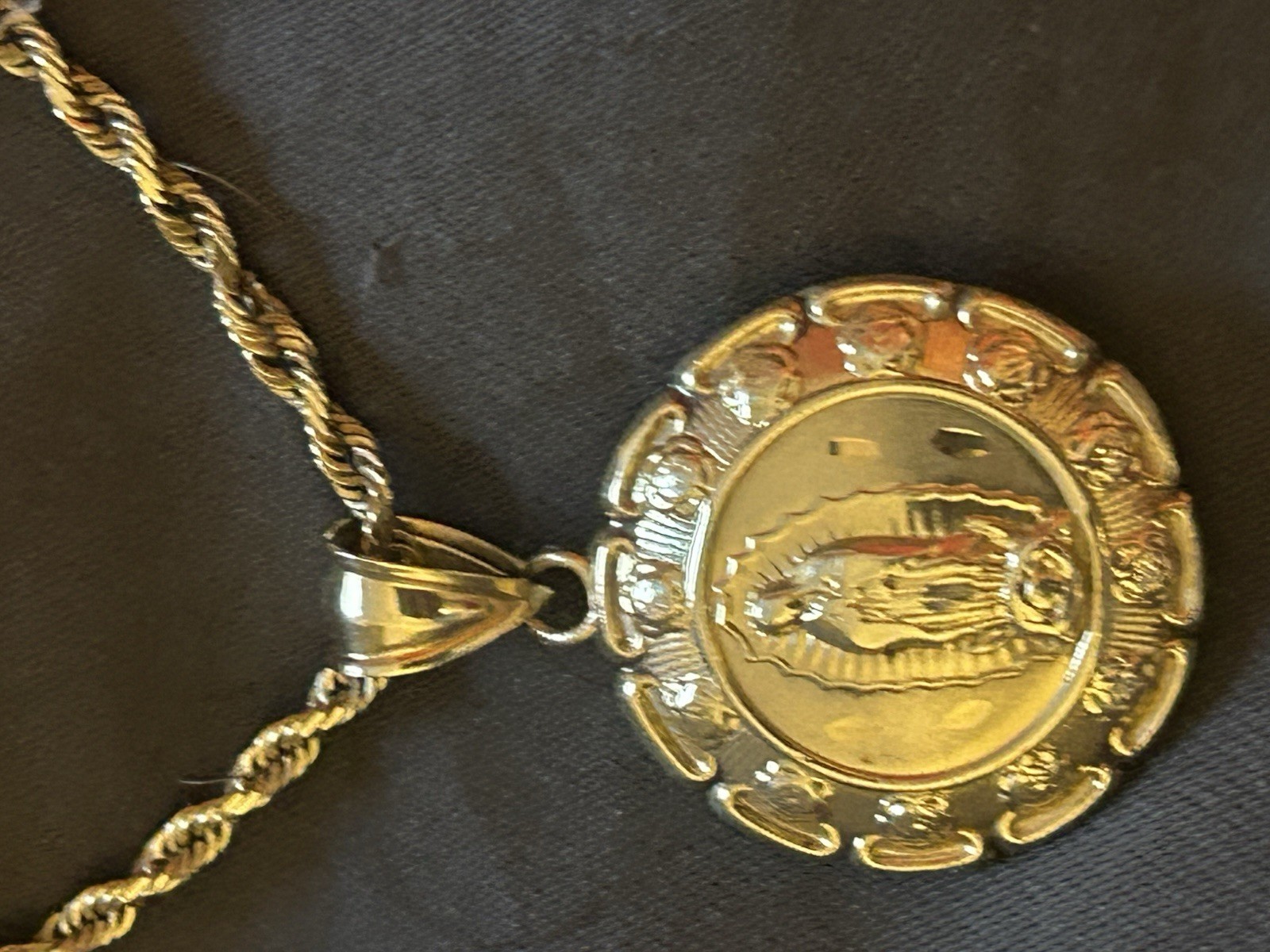 10KYellow Gold Rope Chain Necklace w/ Round Religious Medal Pendant, Signed