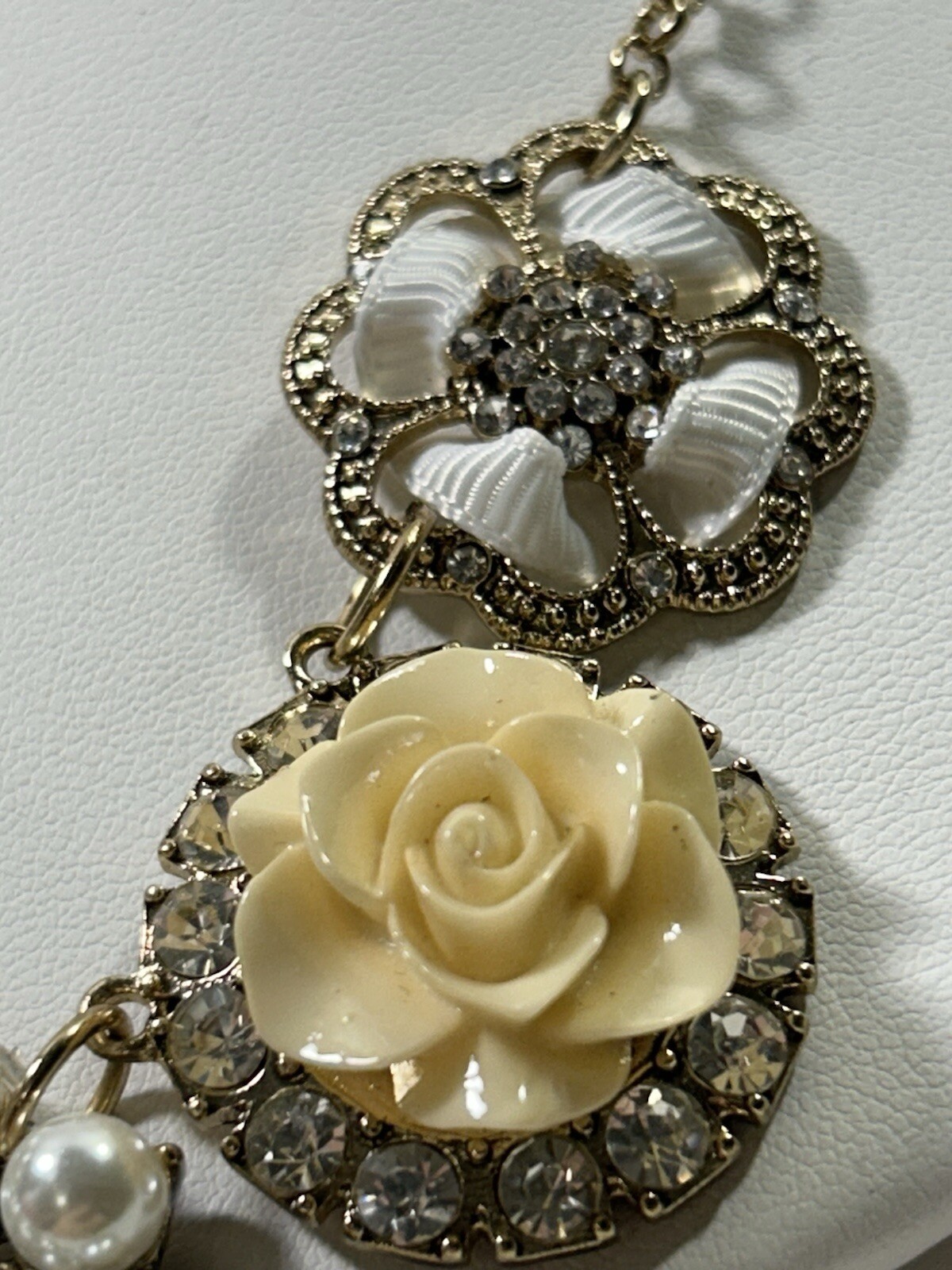 ETC! Statement Daisy Necklace w/Clear Rhinestone Centers 18 1/2″ w/2″ Ext