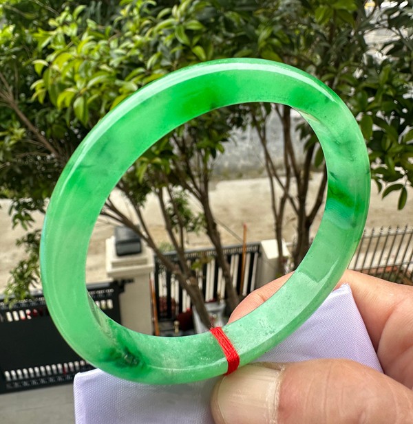 Grade A Natural Green Jadeite Bangle Icy Vivid Green Fine Jewelry Bracelet 59mm
