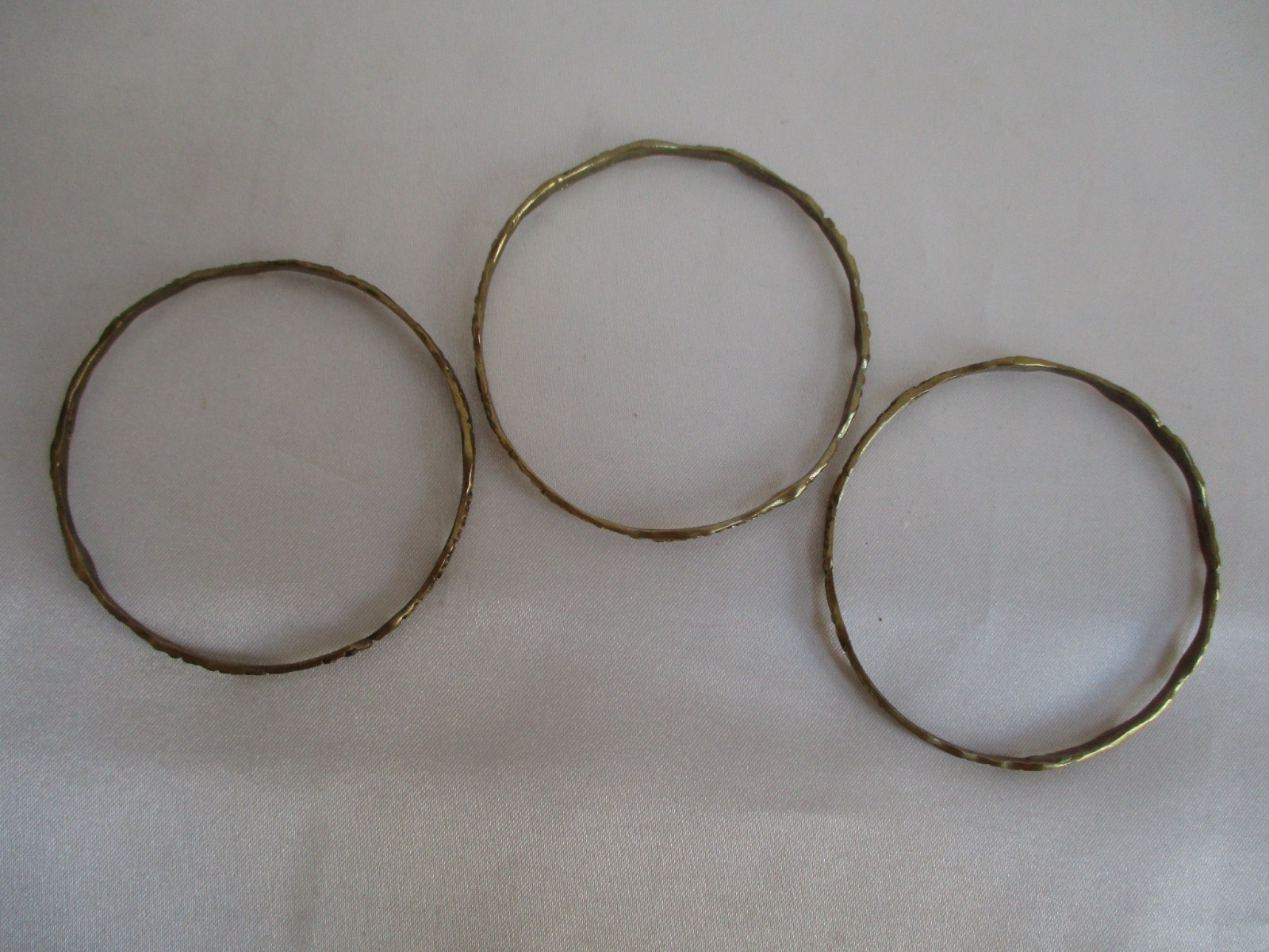 Textured Set of (3) Brass Gold Tone Bangles Bracelet 2 mm Wide Approx 2.5″