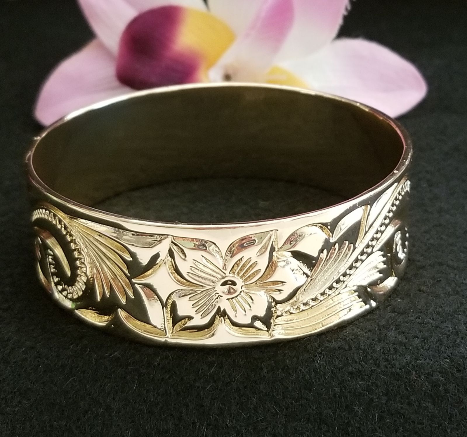 25mm Gold Engraved Hawaiian Heirloom Bangle Bracelet