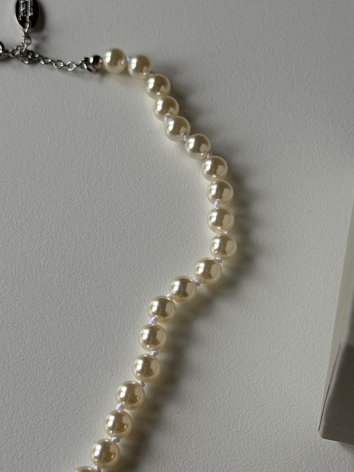 VW Mini Bas Relief Pearl Choker – Silver