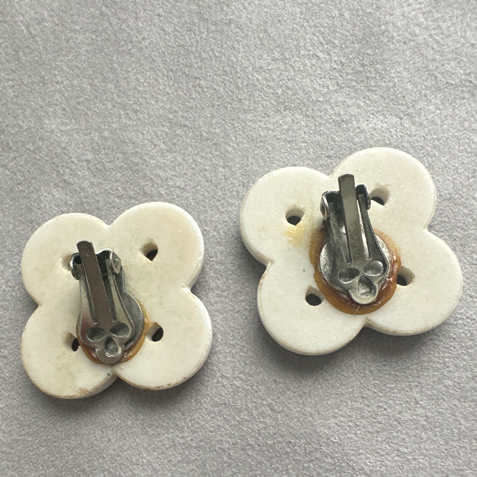 White Blue Enamel Ceramic Flower Clip-On Stud Earrings Gold Tone Green Accent