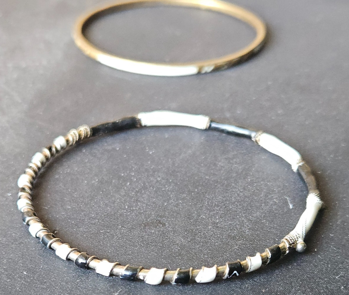 BRACELET / BANGLE LOT. MIXED MATERIALS. MODERN / VINTAGE